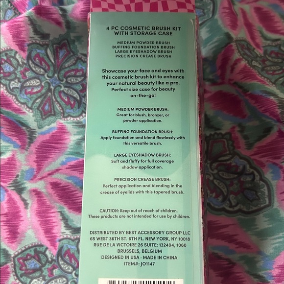 Betsey Johnson 4 PC Cosmetic Brush Kit With Storage Case - Picture 6 of 6